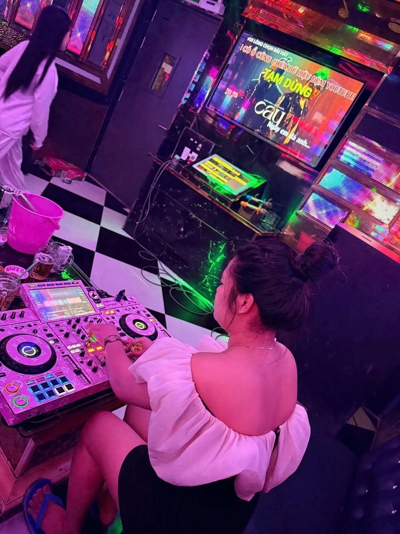 Gái karaoke với ảnh nghệ thuật đẹp mắt cuốn hút