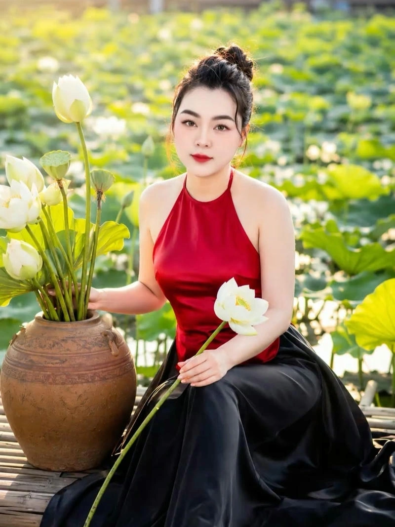 Gái trẻ mặc trang phục yếm với thần thái đẹp