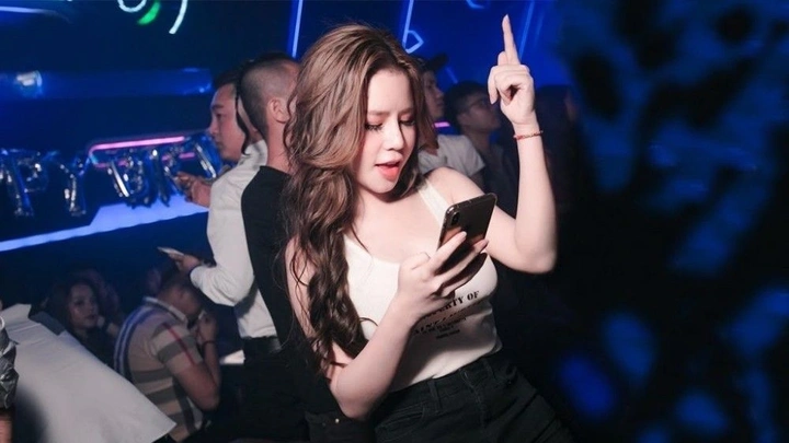 Gái xinh đi bar duyên dáng yêu kiều