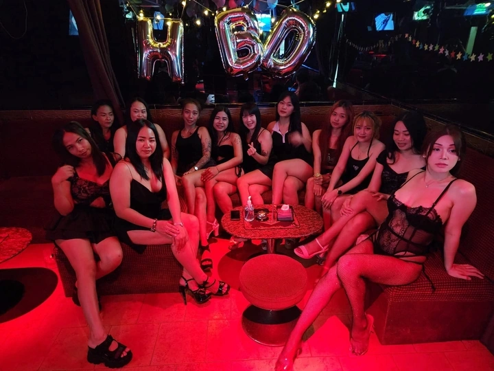 Gái xinh đi bar thanh lịch cuốn hút