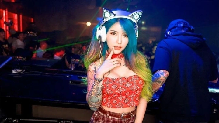 Gái xinh đi bar trẻ trung rạng rỡ