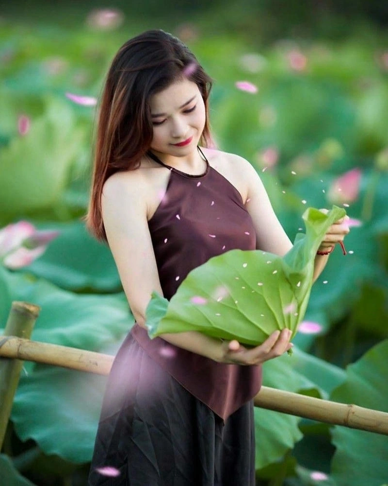 Gái xinh mặc áo yếm có vẻ ngoài cuốn hút