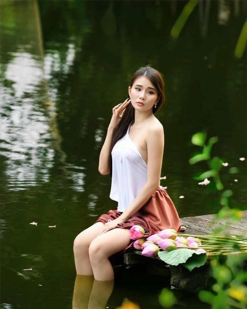 Gái xinh mặc áo yếm duyên dáng trẻ trung