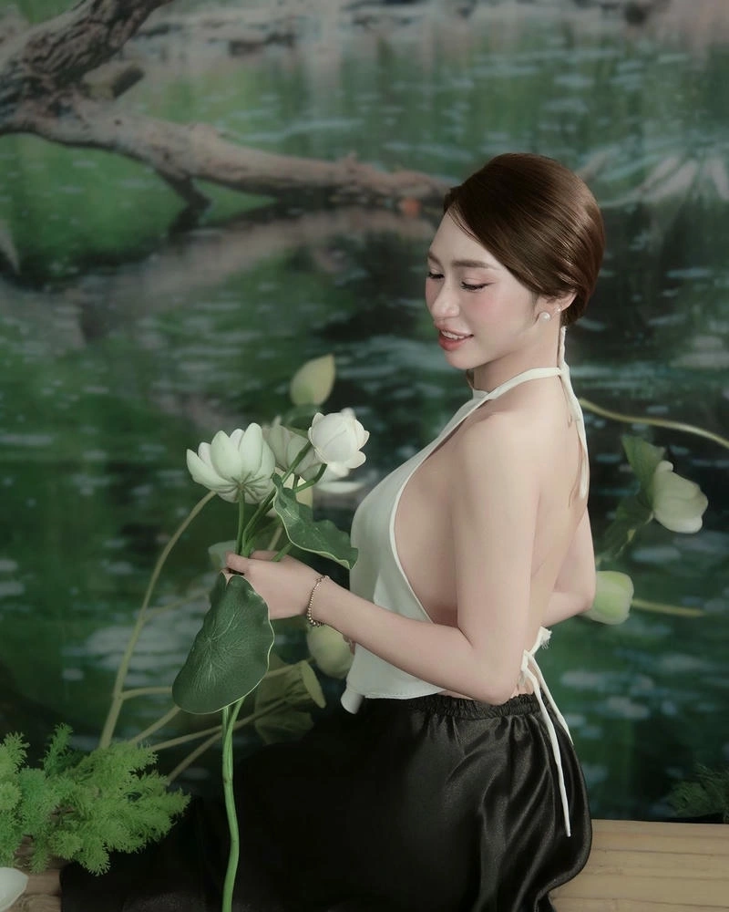 Gái xinh mặc áo yếm mang nét trẻ trung