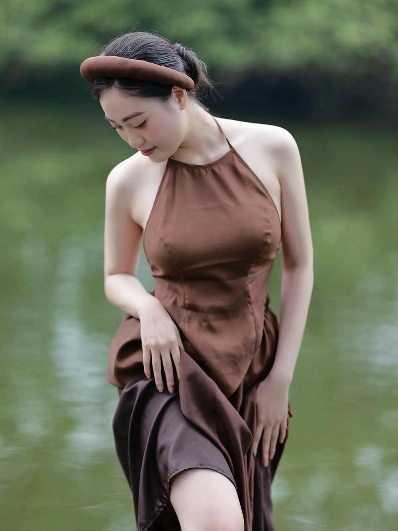 Gái xinh mặc áo yếm mang phong cách duyên dáng