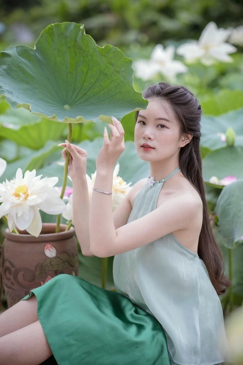 Gái xinh mặc áo yếm mang vẻ thanh tú