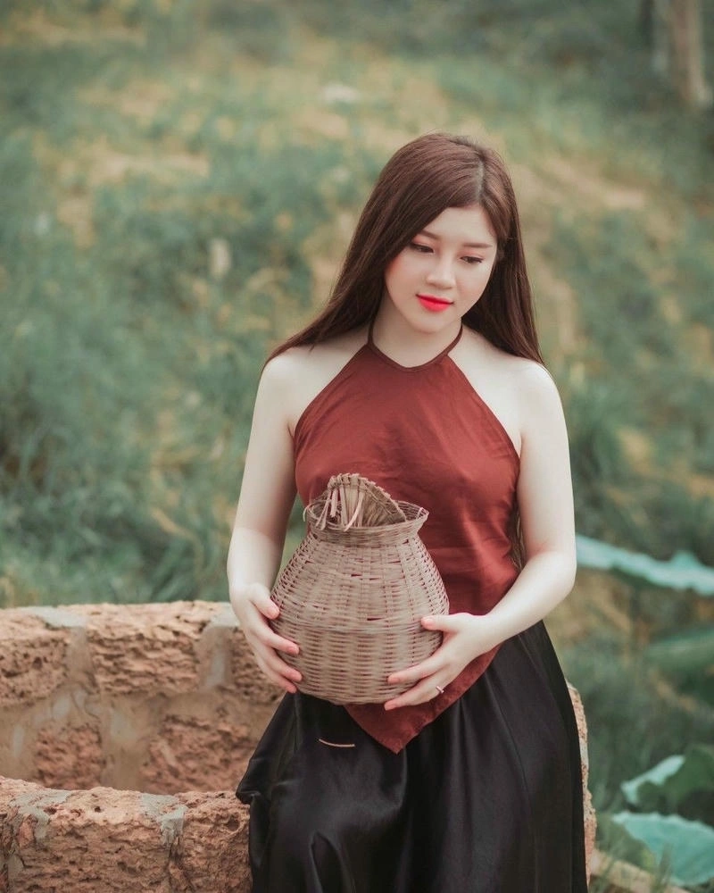 Gái xinh mặc áo yếm thể hiện vẻ duyên dáng