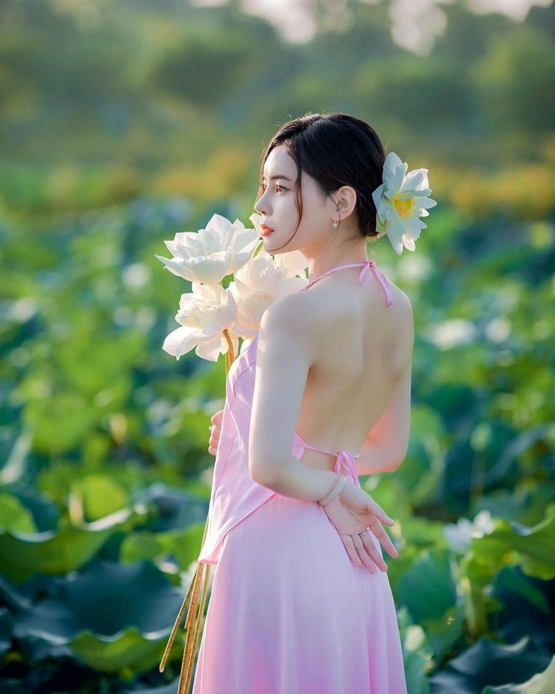 Gái xinh mặc áo yếm trông thật duyên dáng