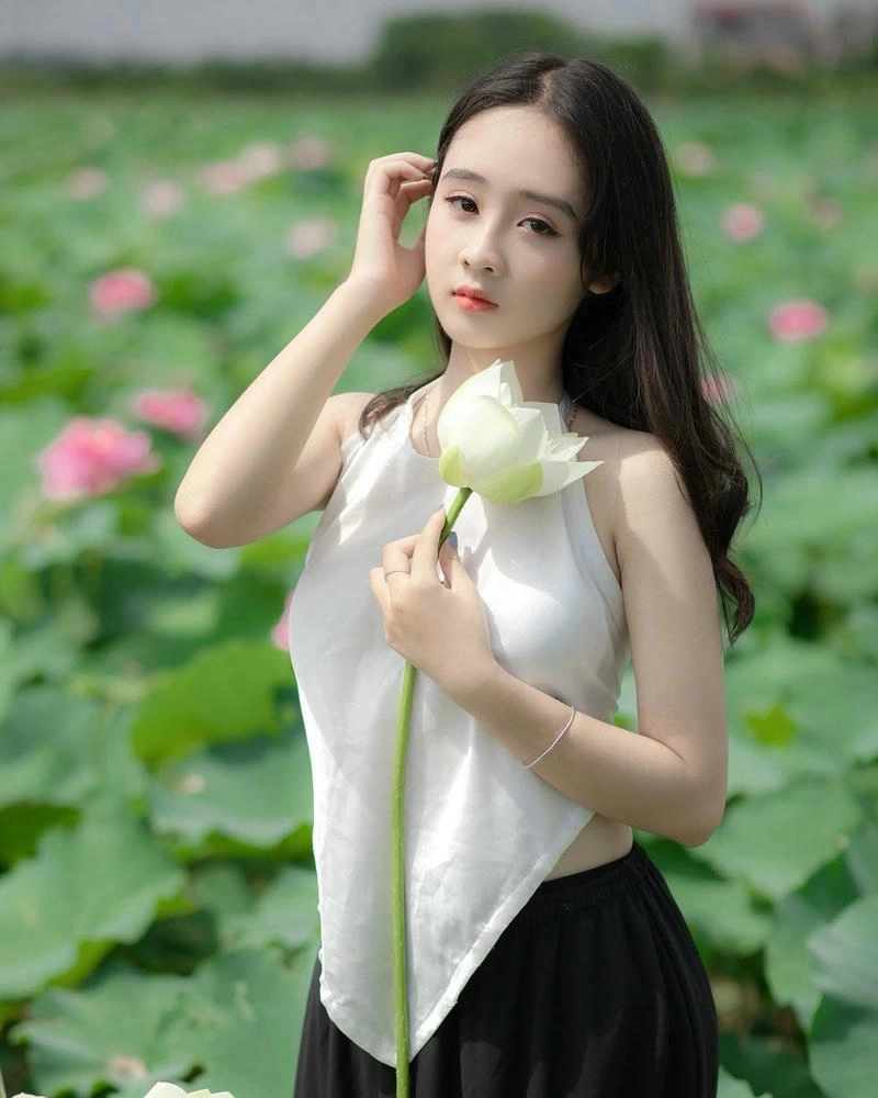 Gái xinh mặc áo yếm với diện mạo xinh xắn
