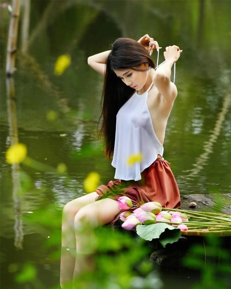 Gái xinh mặc áo yếm với nét dịu dàng