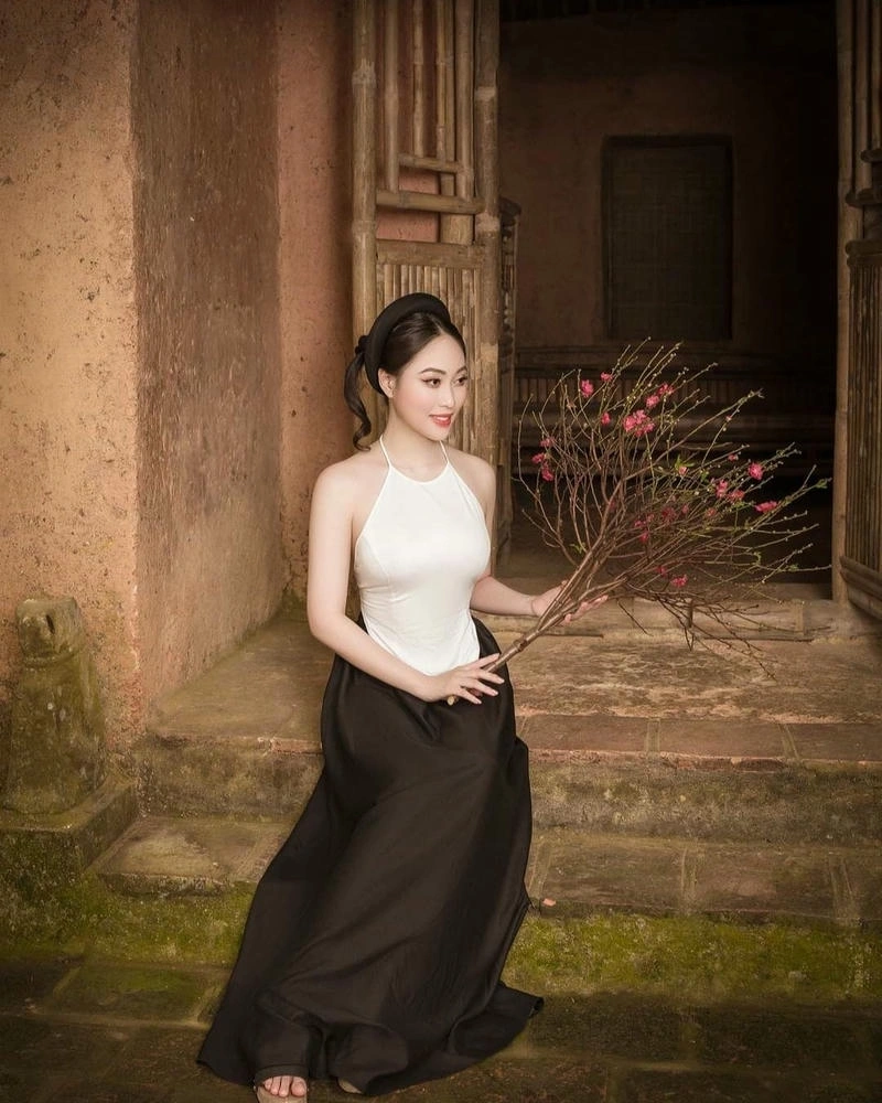 Gái xinh mặc áo yếm với vẻ ngoài thanh tú