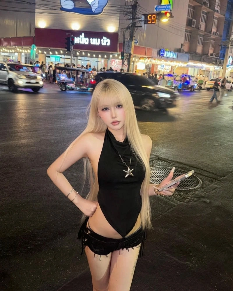 Gái xinh mặc đồ bó sát với diện mạo hài hòa