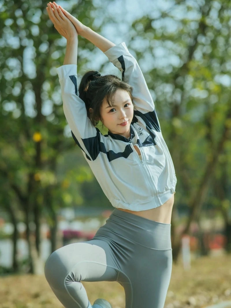 Gái xinh mặc quần legging với thần thái rạng rỡ