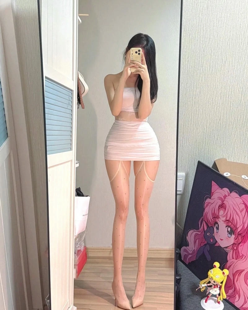 Gái xinh mặc quần tất thể hiện sự duyên dáng