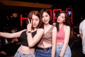 Gái xinh trong quán bar gợi cảm nổi bật