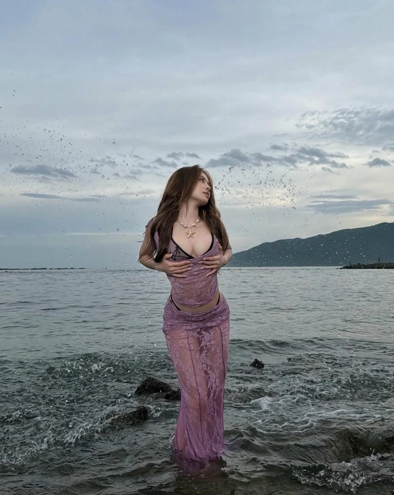 Hà Môi bikini sexy lôi cuốn trong từng góc nhìn