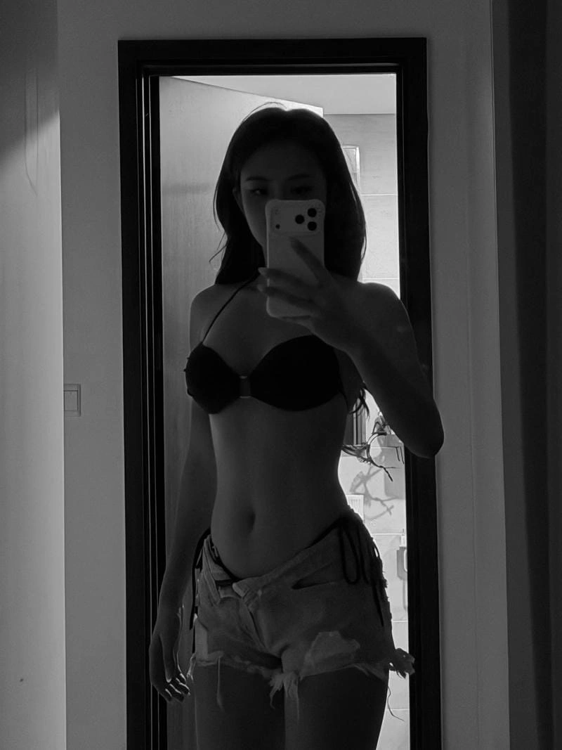 Hà Môi bikini sexy nổi bật với vẻ đẹp ngọt ngào