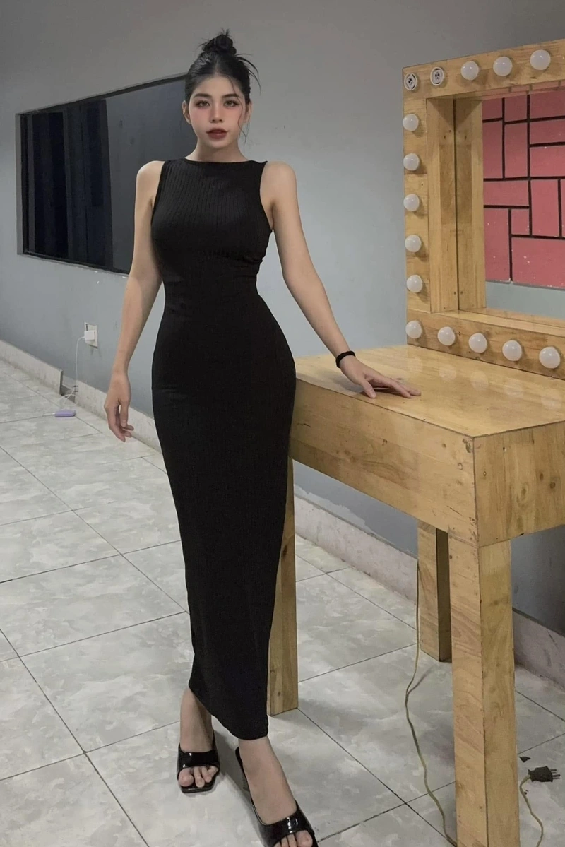 Hằng Du Mục bikini sexy khoe ngực to tròn