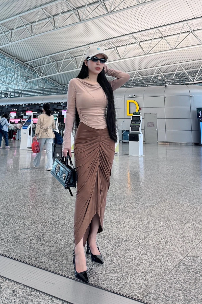 Hằng Du Mục khỏa thân gợi tình cuốn hút
