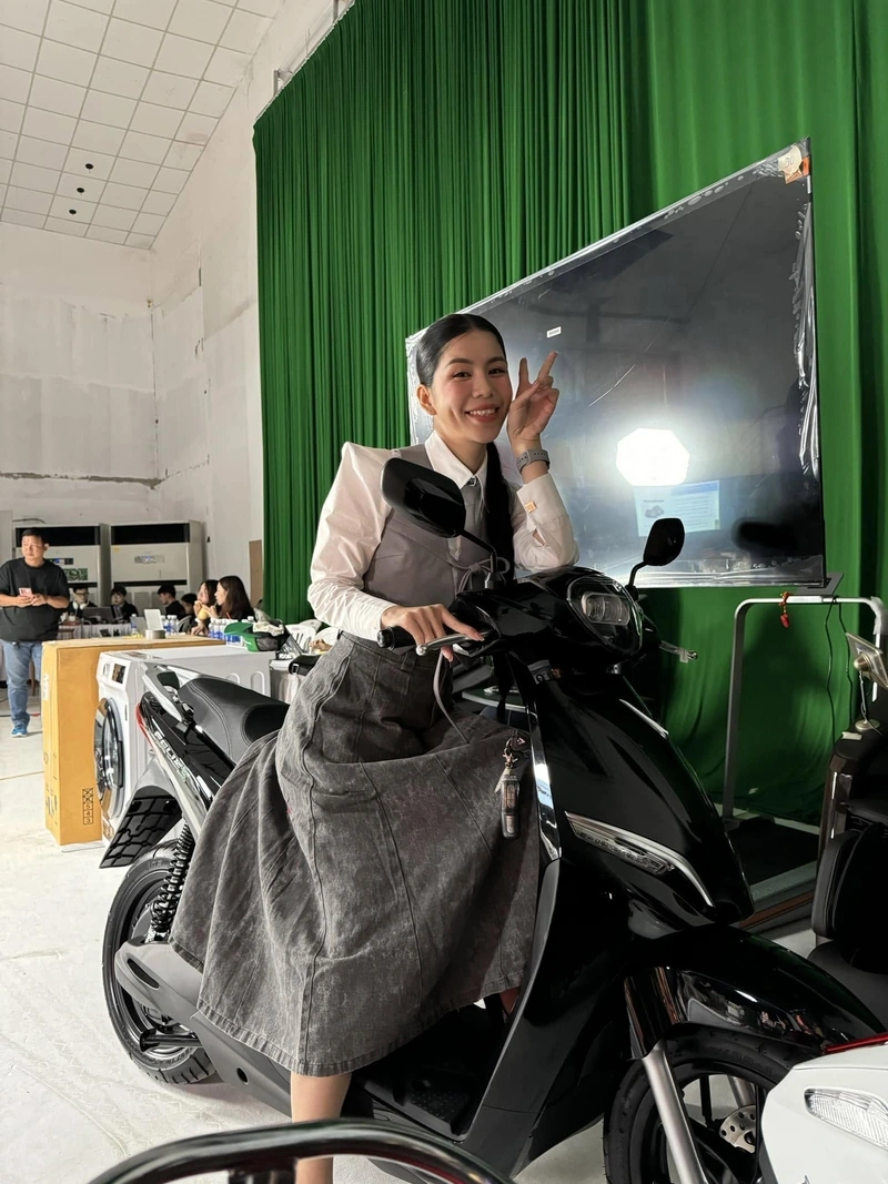 Hằng Du Mục khoe hàng gợi dục trong bộ đồ mỏng