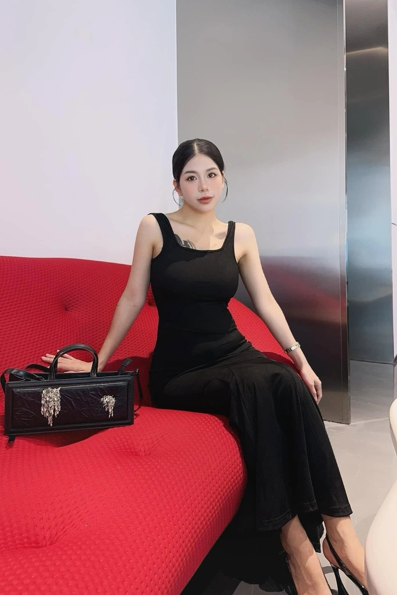 Hằng Du Mục nude khoe thân hình nóng bỏng