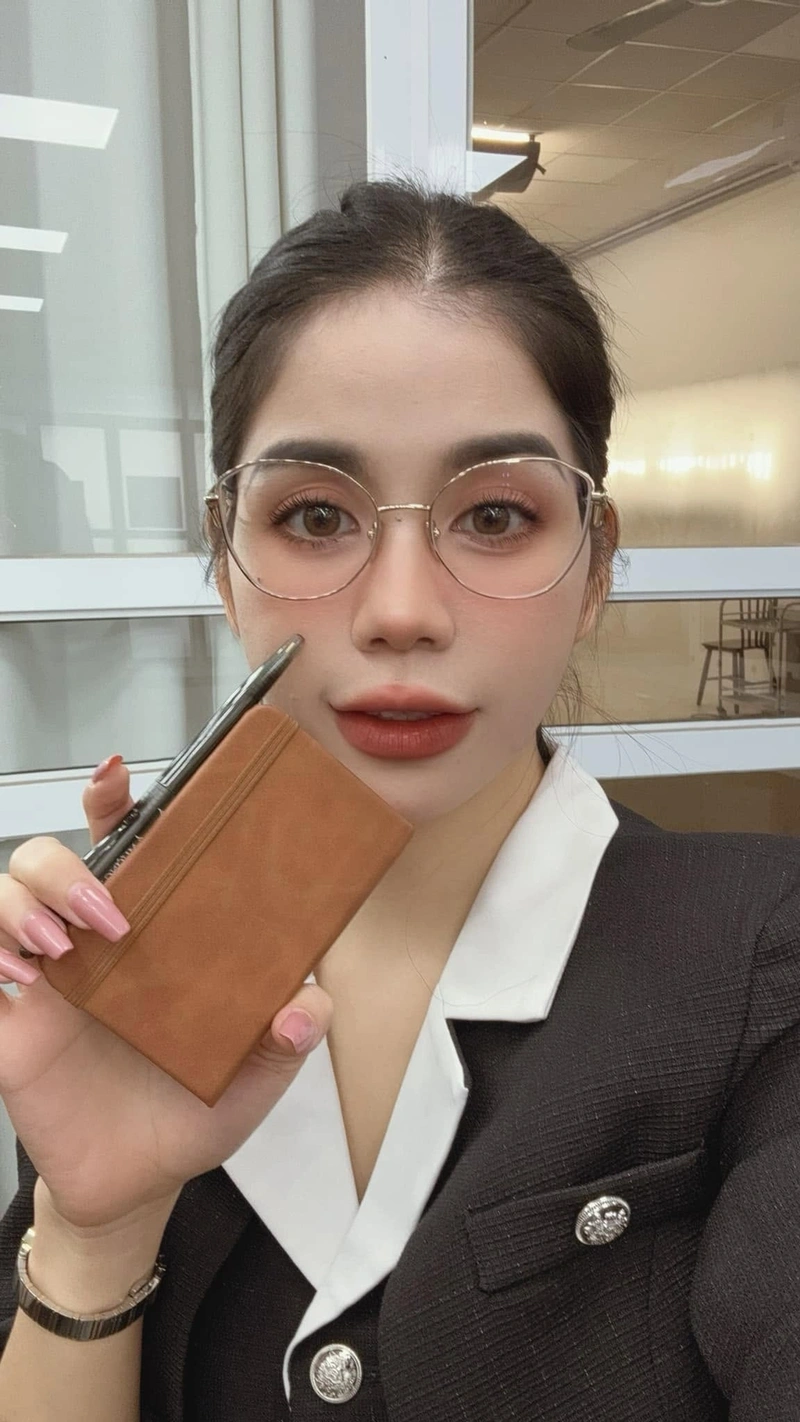 Hằng Du Mục show hàng quyến rũ trong bikini