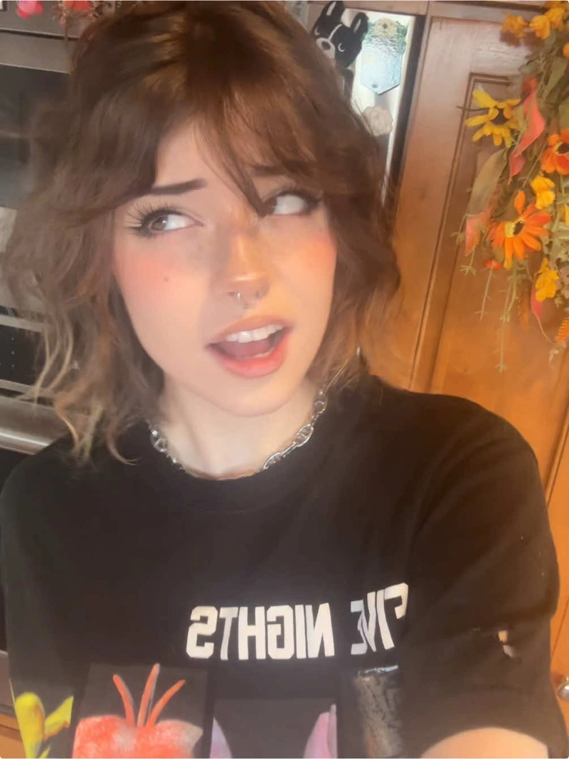 Hannah Owo cởi đồ nhẹ nhàng lộ làn da mịn màng