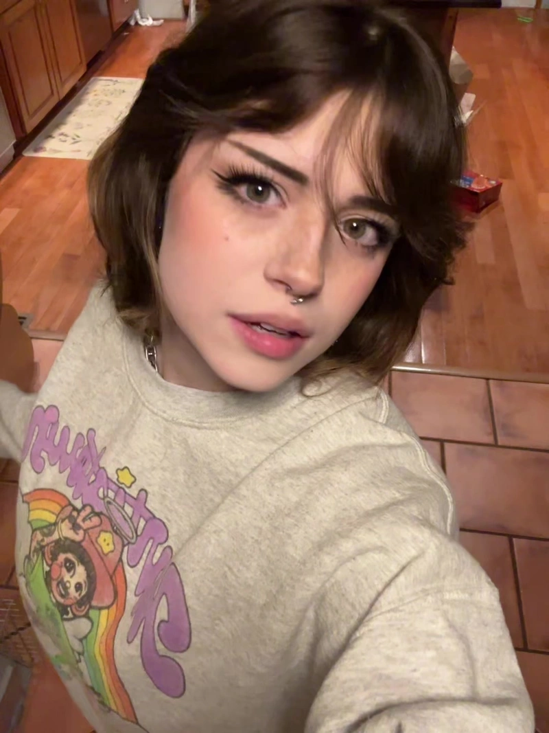 Hannah Owo dáng đứng gợi tình bên hồ bơi
