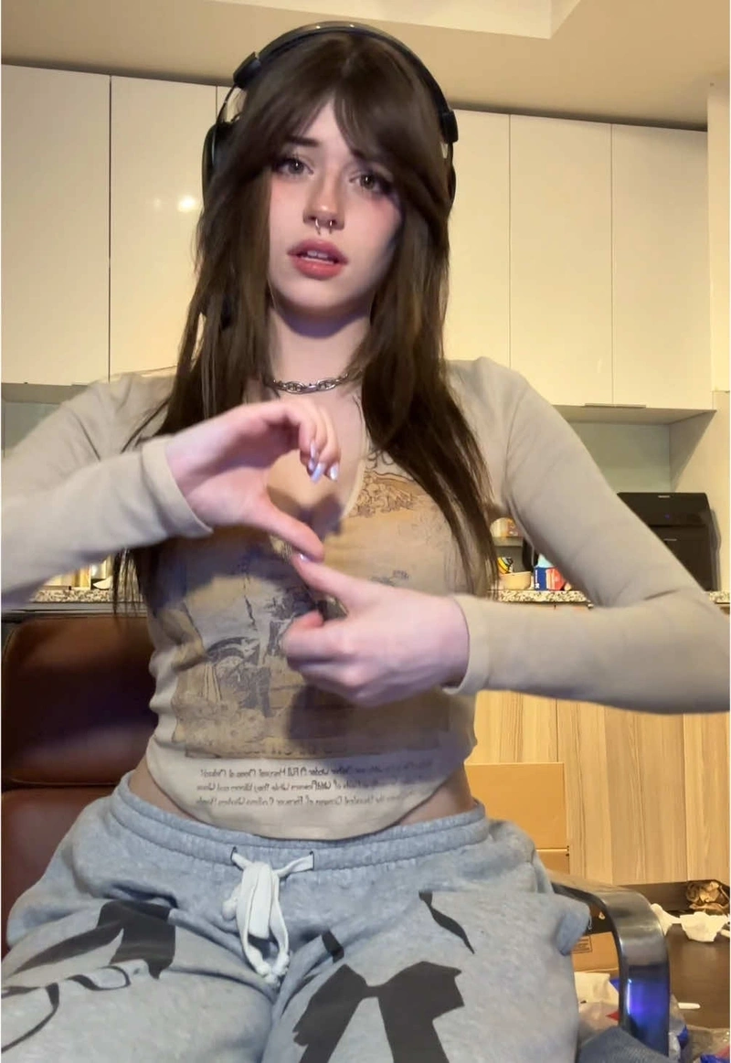 Hannah Owo khoe hàng bikini đen ướt át
