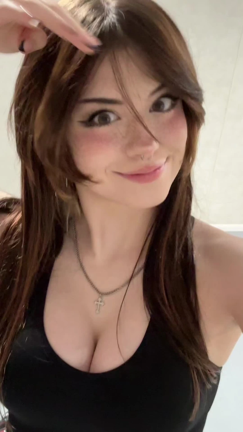 Hannah Owo khoe vòng ba khủng góc chụp sau