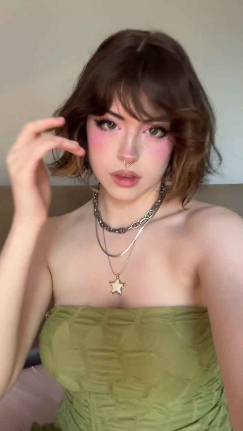 Hannah Owo lột đồ nửa người đầy khiêu khích