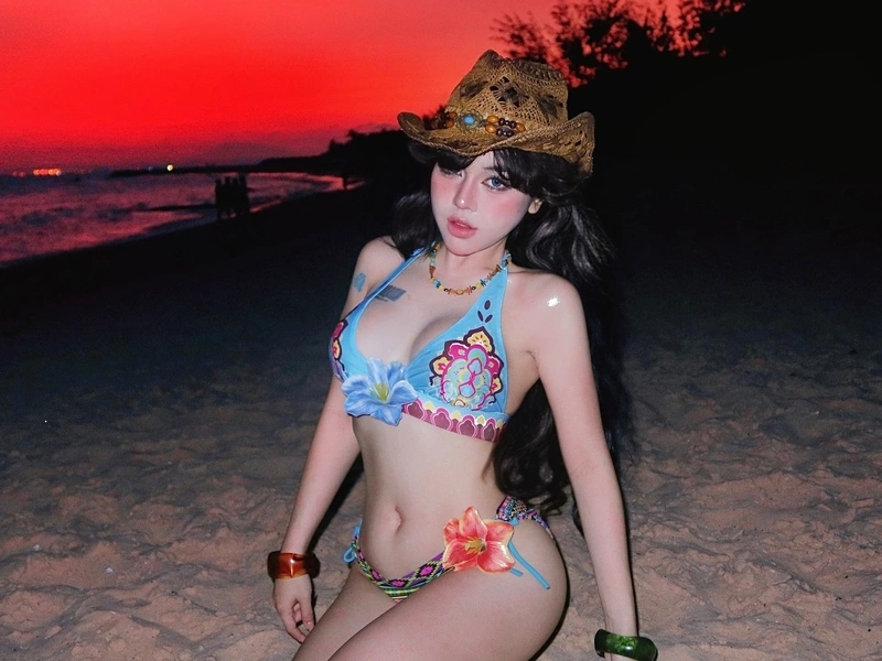 Hình Bảo Khuyên bikini dây mảnh show hàng