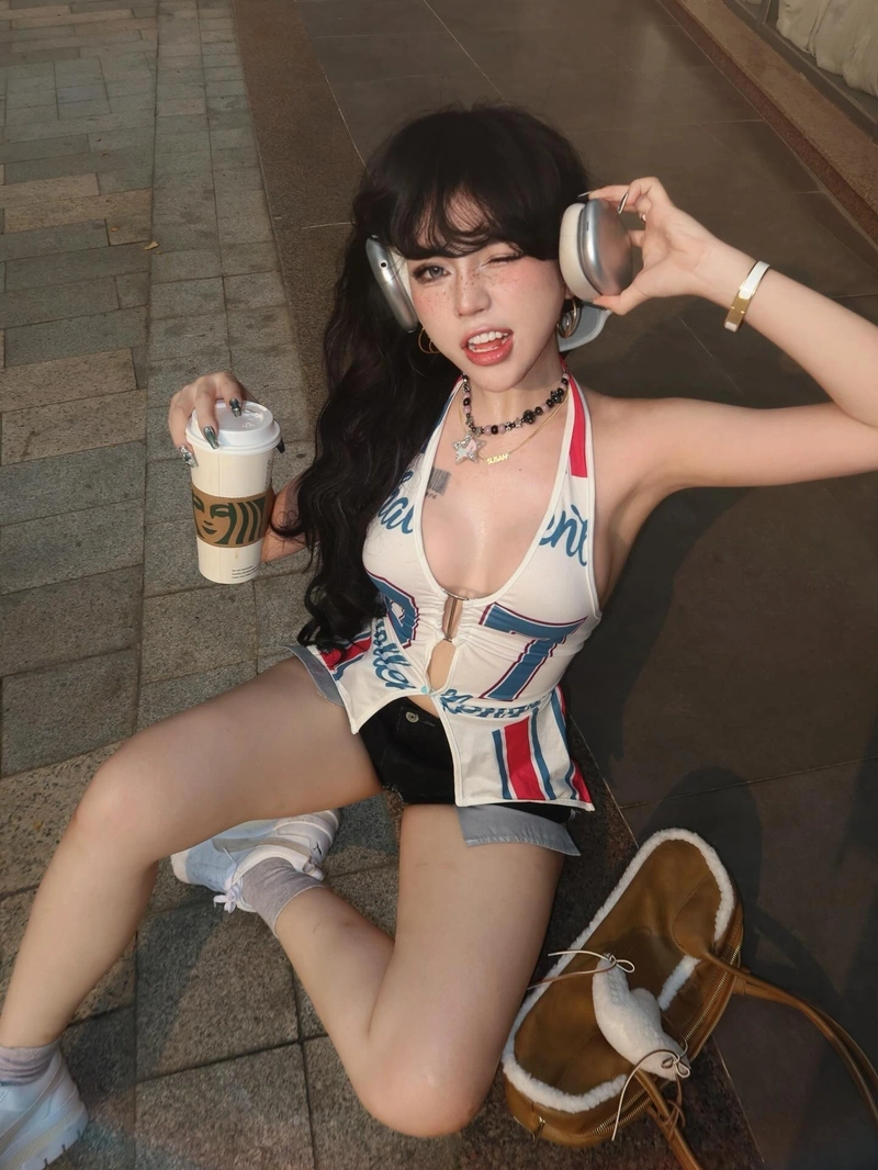 Hình Bảo Khuyên lột sạch đồ khoe hàng cực phẩm