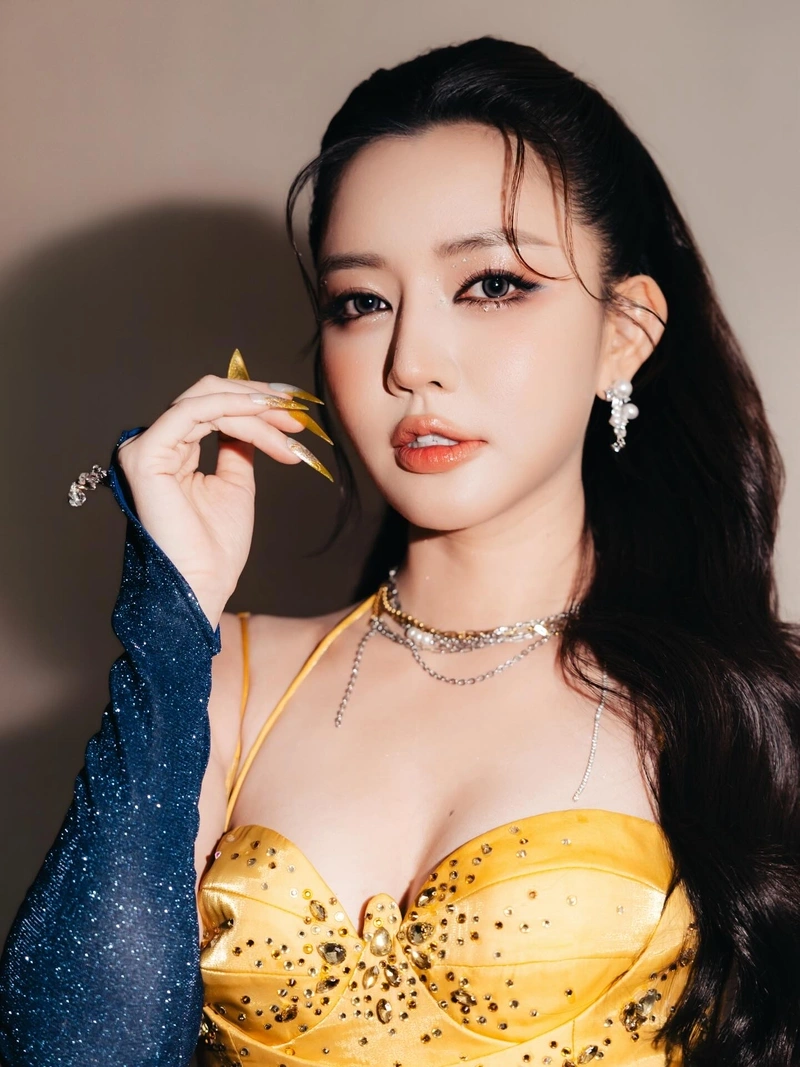 Hình Bích Phương bikini gợi tình vòng một căng tròn
