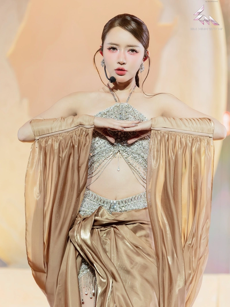Hình Bích Phương bikini quyến rũ khoe vòng ba