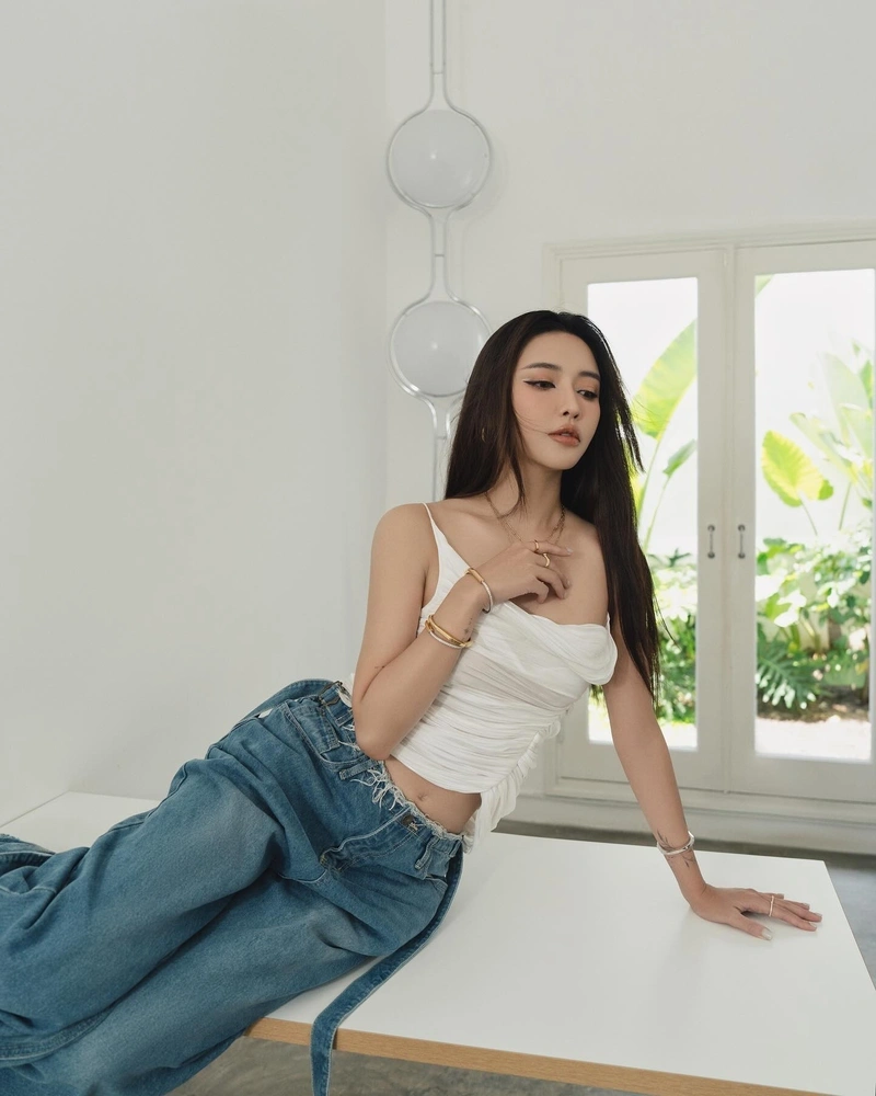 Hình Bích Phương mặc bikini lộ hàng quyến rũ
