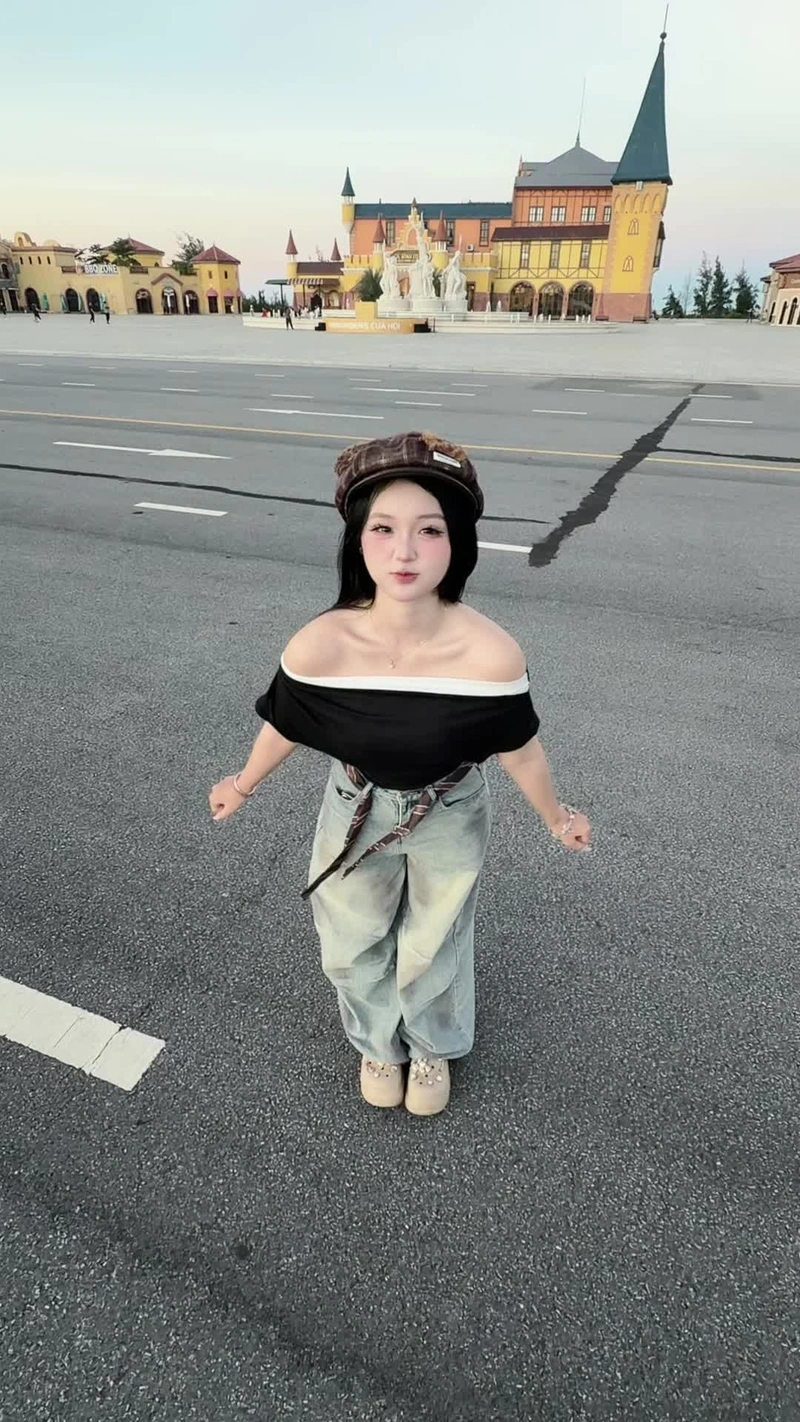 Hình Bình An mặc bikini sexy lưng trần
