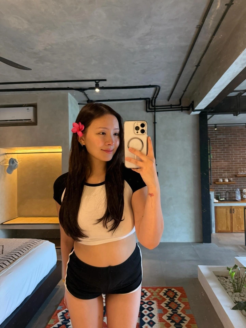 Hình Christine Co bikini ôm sát mông to cuốn hút