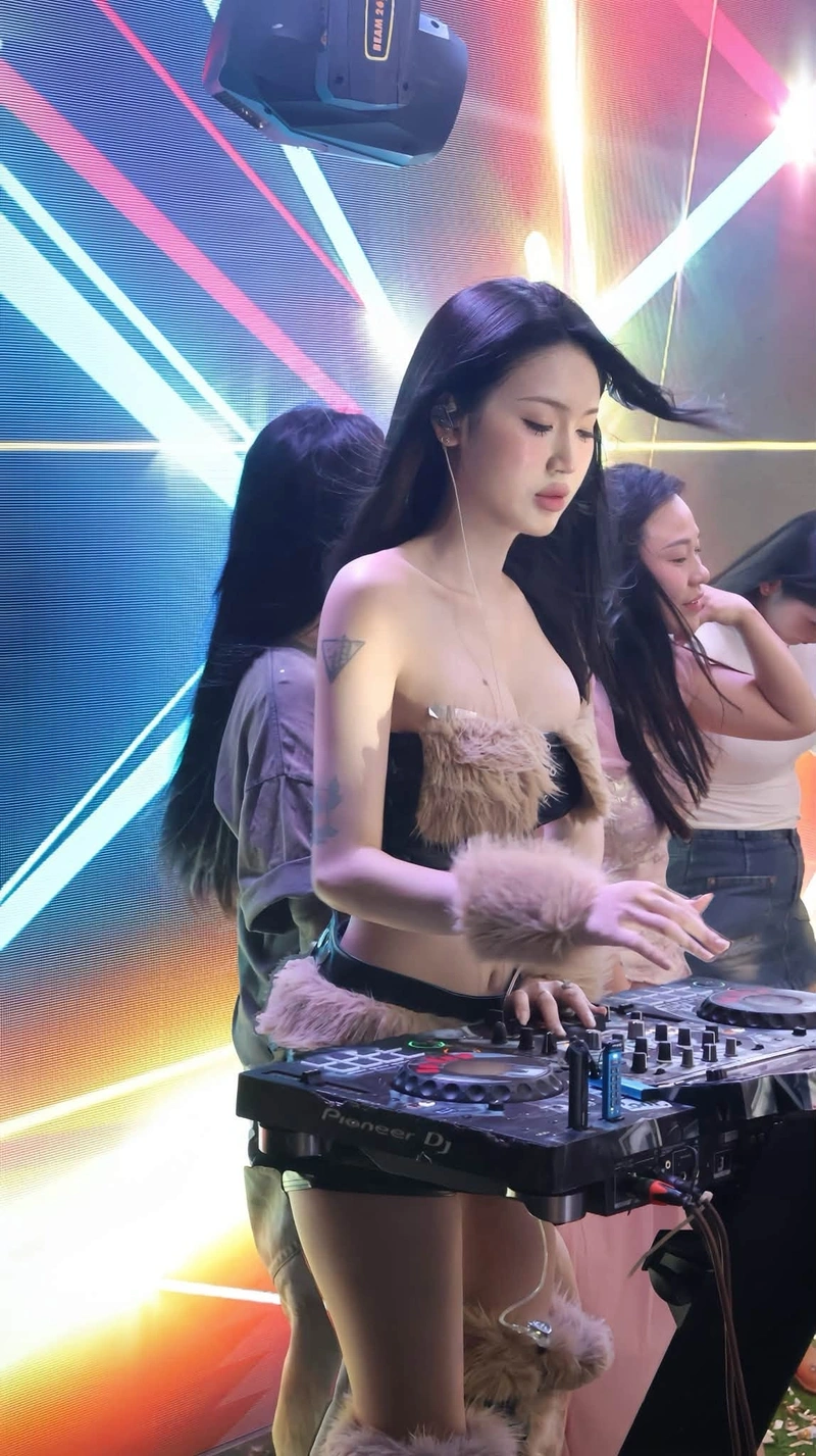 Hình DJ Vy Chila nổi bật cuốn hút quyến rũ