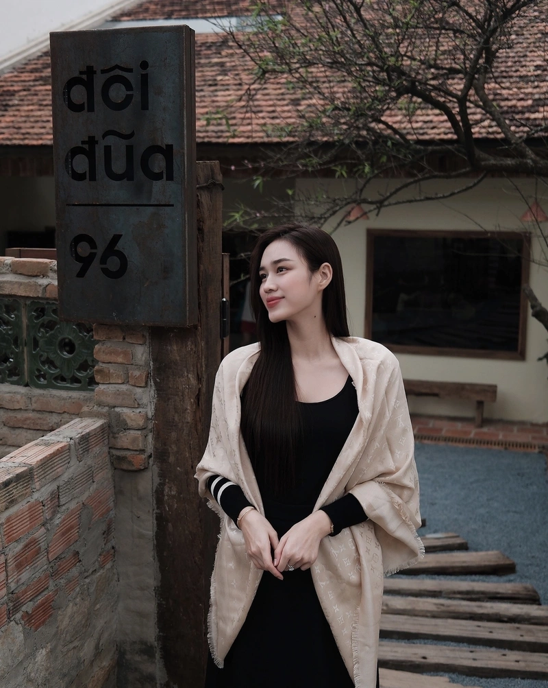 Hình Đỗ Thị Hà bikini sexy lưng trần hút hồn