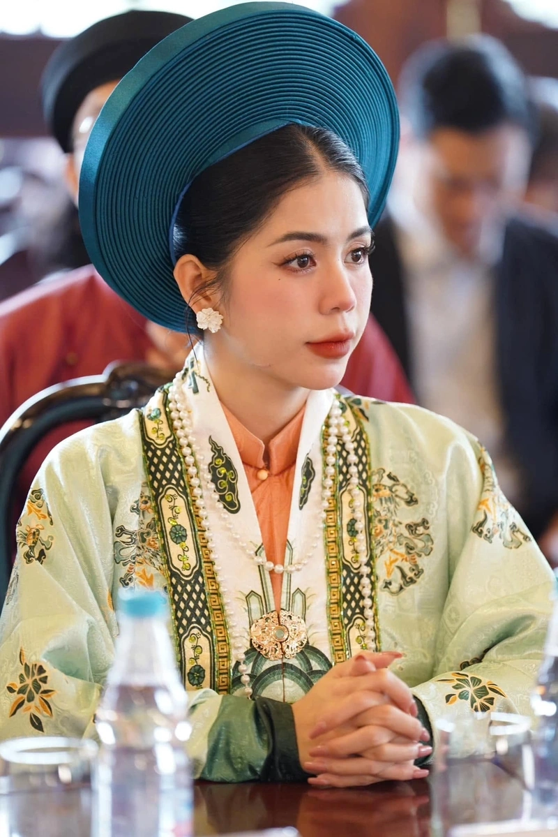 Hình Hằng Du Mục cởi đồ lộ vòng 1 tròn đầy