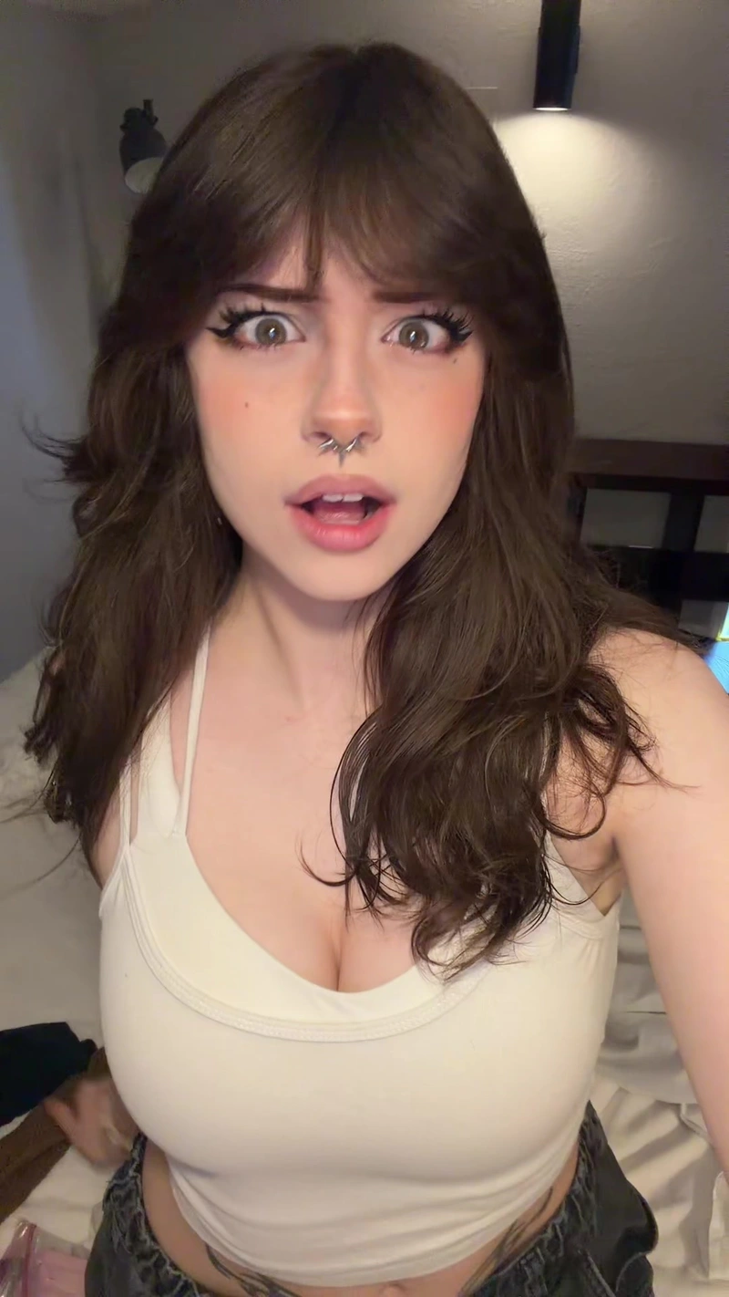 Hình Hannah Owo sexy tư thế nghiêng người đầy cuốn hút