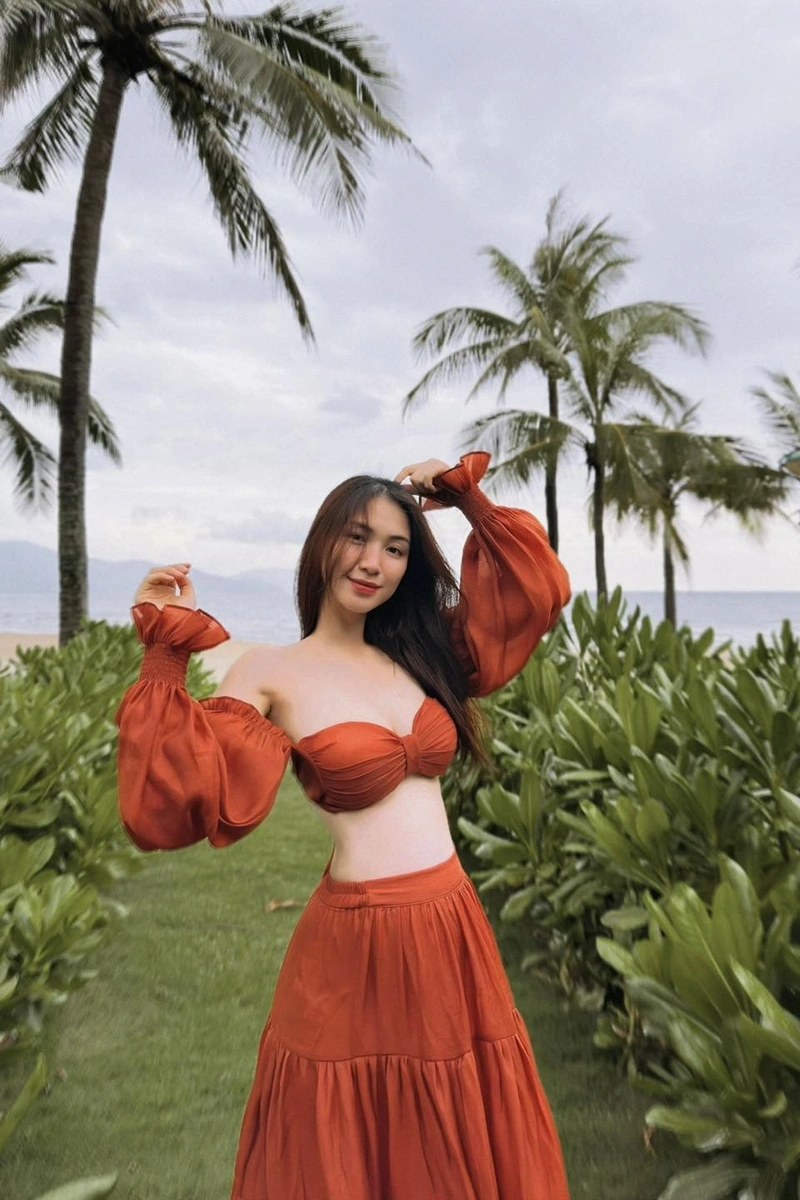 Hình Hòa Minzy bikini gợi cảm vòng 3 quyến rũ hút hồn