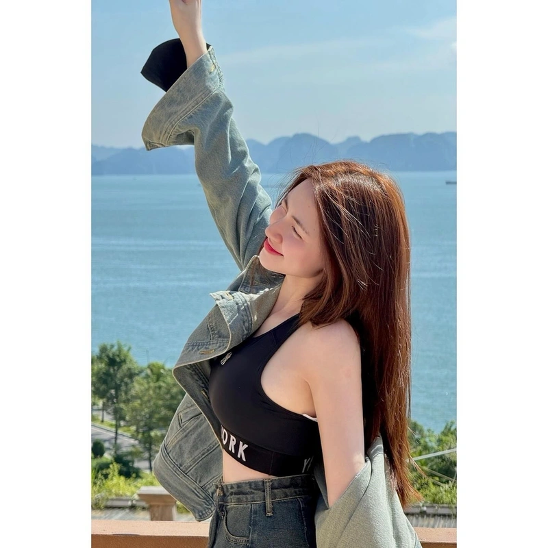 Hình Hòa Minzy bikini sexy mông tròn quyến rũ
