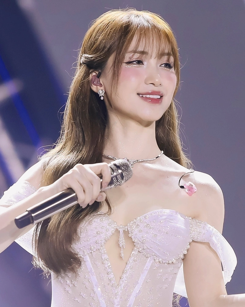 Hình Hòa Minzy nude gợi cảm mông đít nóng bỏng