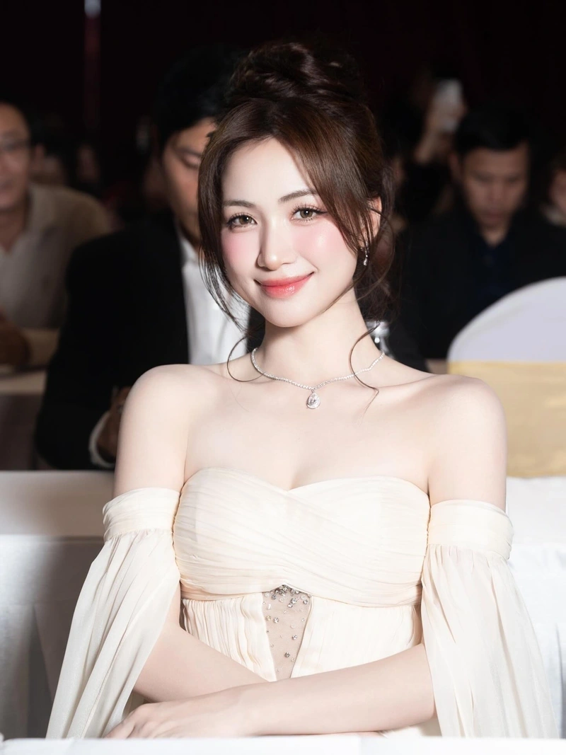 Hình Hòa Minzy vòng 1 khủng bikini quyến rũ