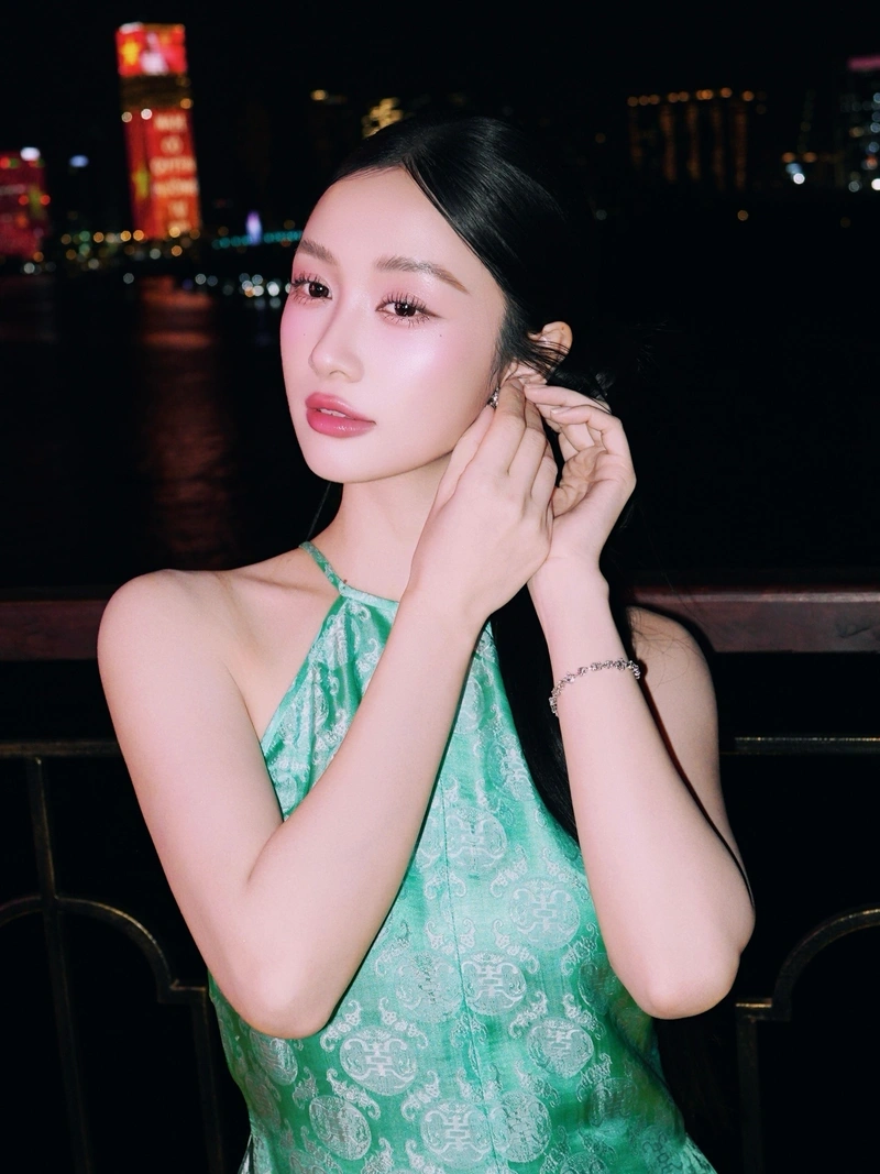 Hình Jun Vũ bikini gợi cảm lộ hàng cuốn hút