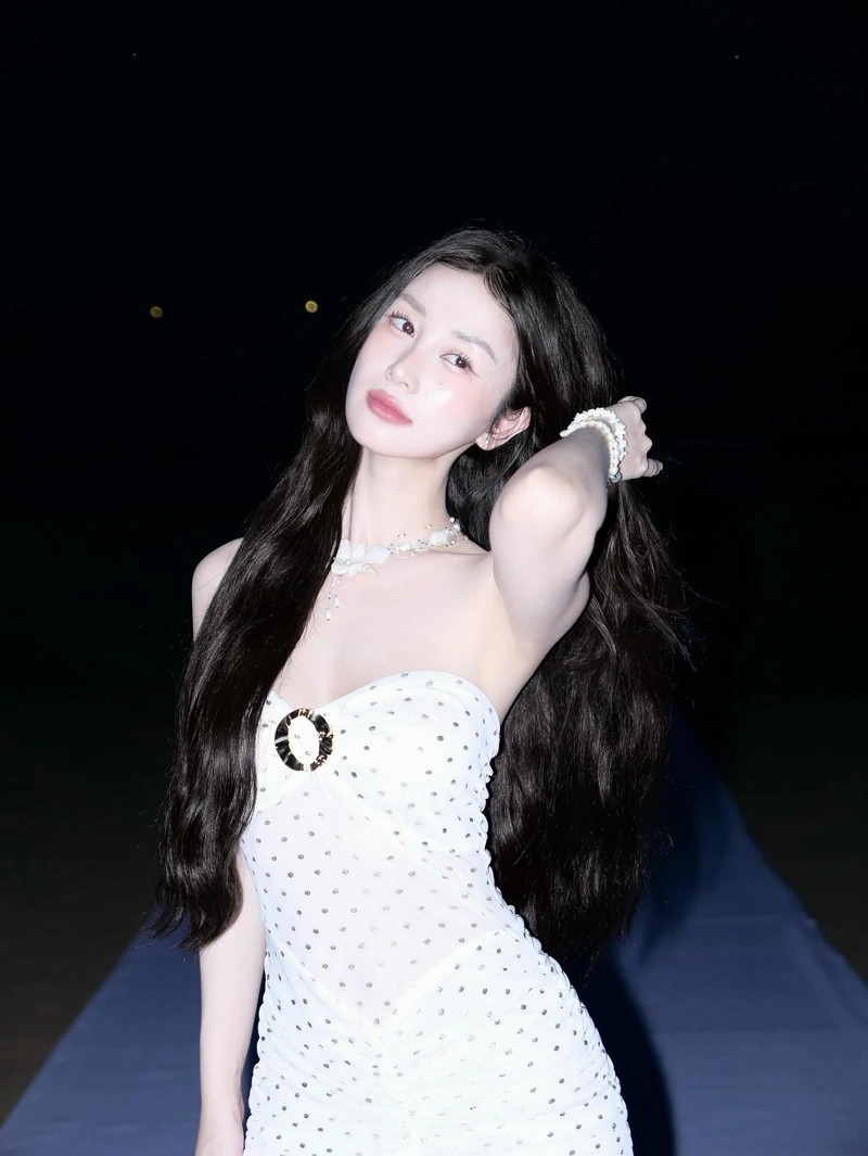 Hình Jun Vũ bikini ôm sát lộ vòng 1