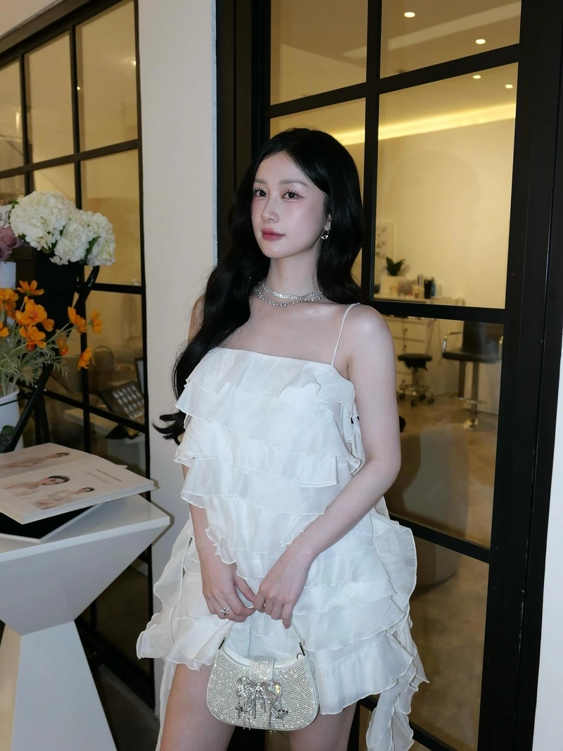 Hình Jun Vũ nóng bỏng khoe ngực tròn đầy
