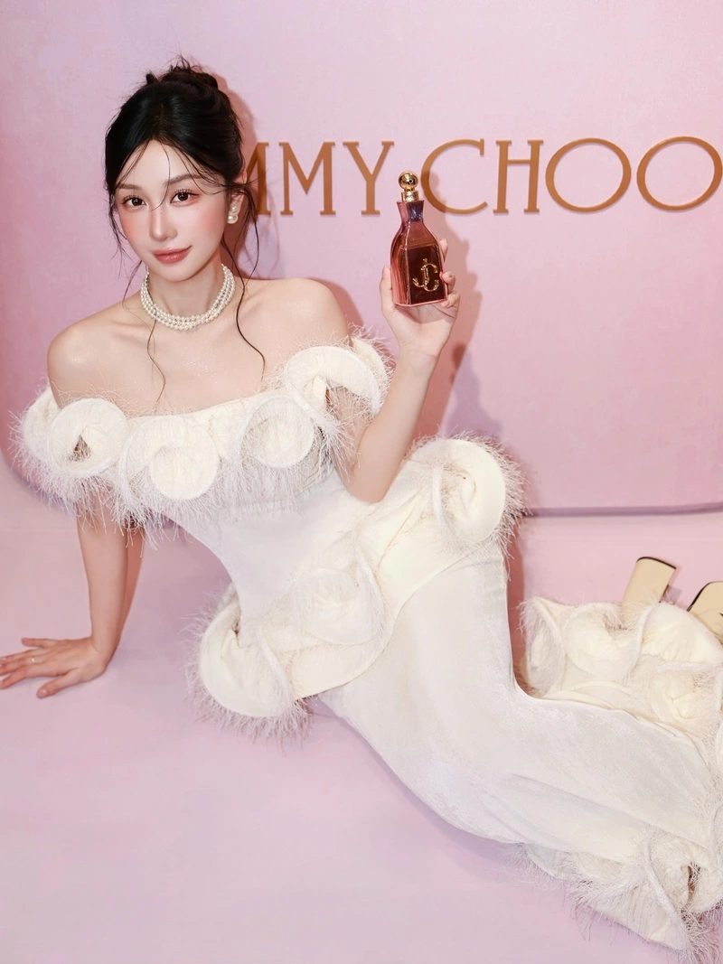 Hình Jun Vũ nóng bỏng show hàng không che